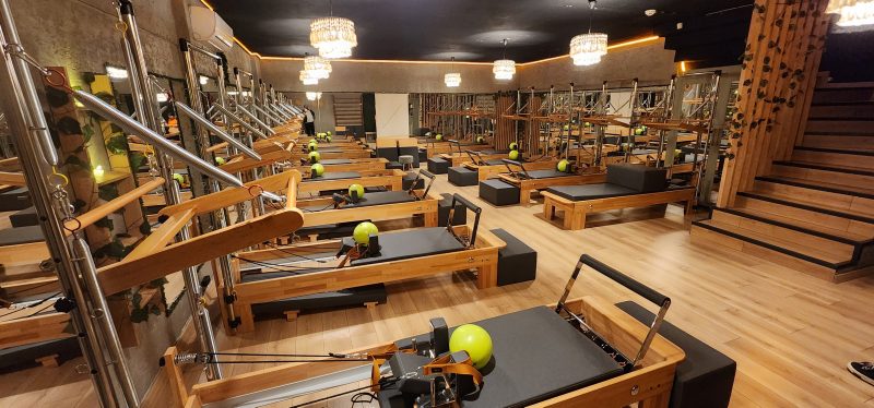 Reformer Pilates hakkında merak ettiğiniz her şey tek sayfada! Antalya’daki en iyi pilates eğitmenleri, fiyatlar ve programlar tkantil Gym’de sizi bekliyor.